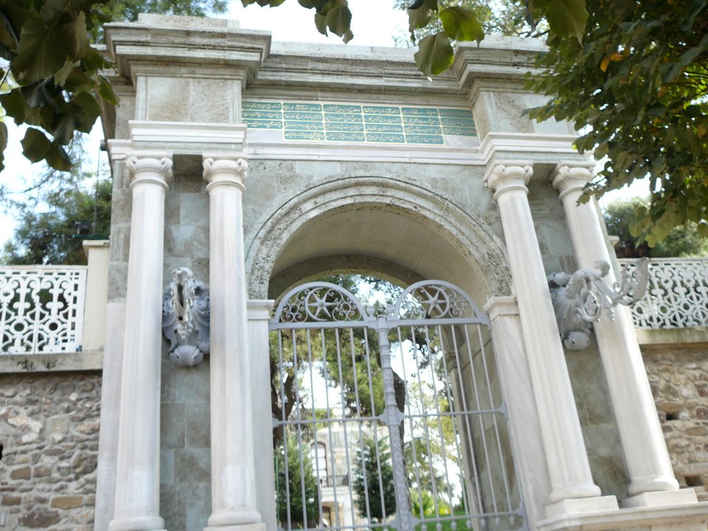 AV KÖŞKÜNDEKİ SARAY KAPISI  