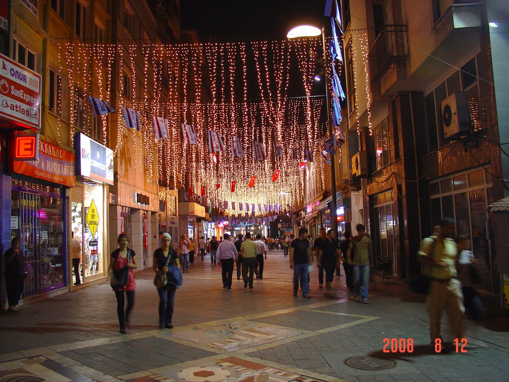 Bir çarşıda gece görünümü, Trabzon