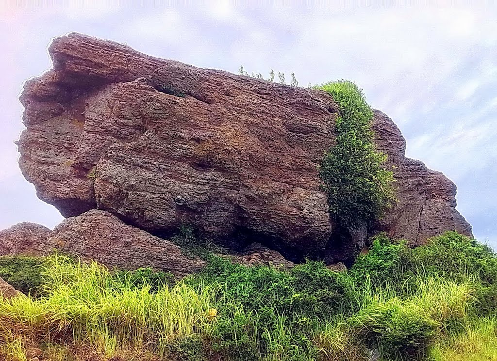 Đá trên đỉnh núi - the rocks are created from lava of ancient volcano