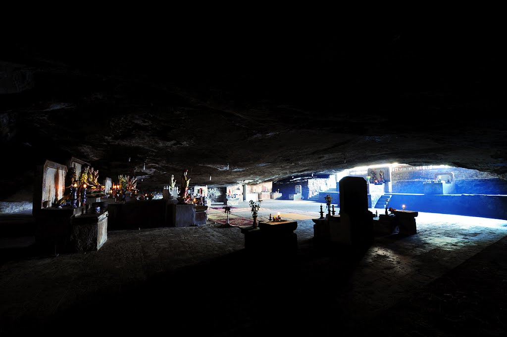 Hang dài 24 m, trần hang cao 3,2 m, diện tích 480 m².