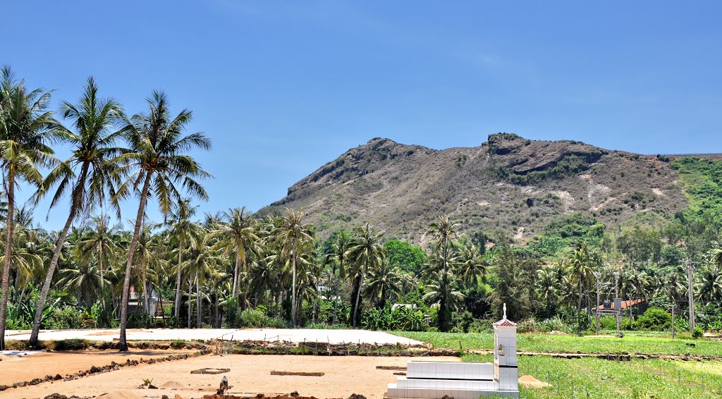 Looking up to Thới Lới Volcano - Nhìn lên Thới Lới