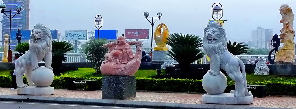 Đá  mỹ nghệ dọc sông Hàn -  rock art work along the Han riverside