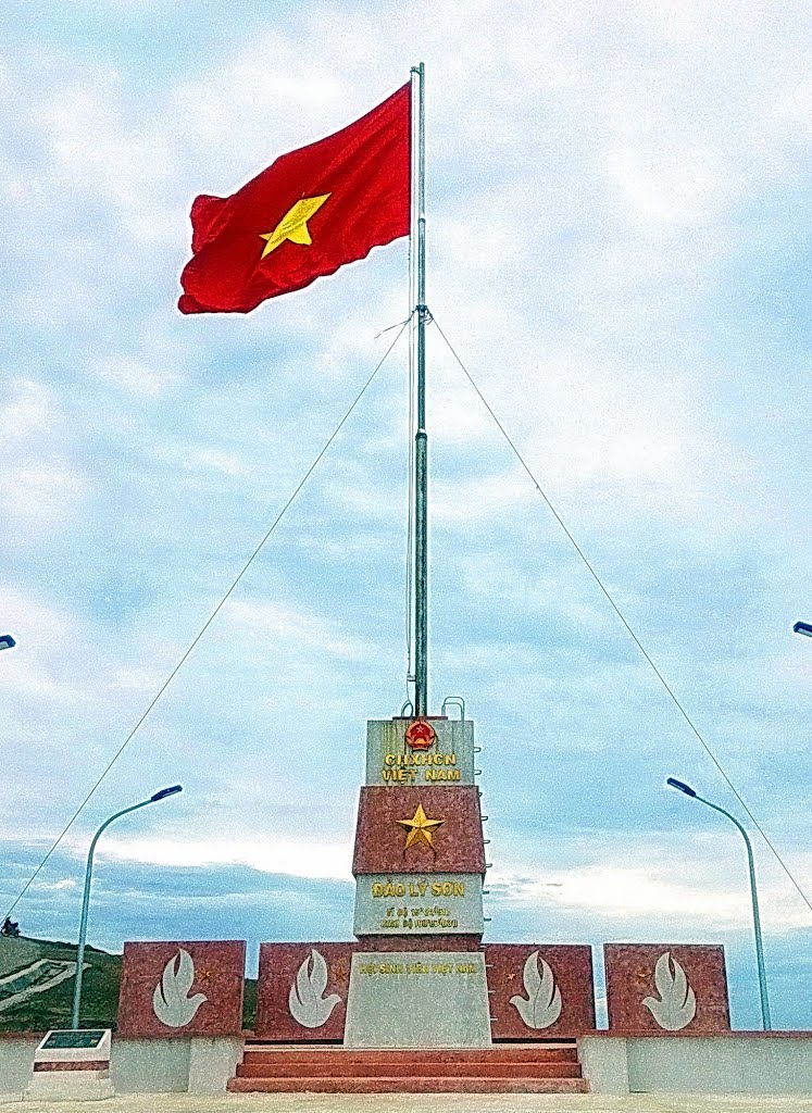 Cột cờ chủ quyền Đảo Lý Sơn (Hội Sinh viên VN, khánh thành 26/12/2013) - Identify Vietnams sovereignty on this island