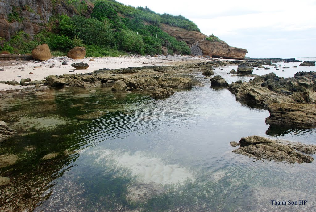 Cliffs, beaches and benches in the Lý Sơn Island, Vietnam