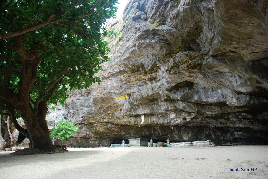 Sân chùa Hang