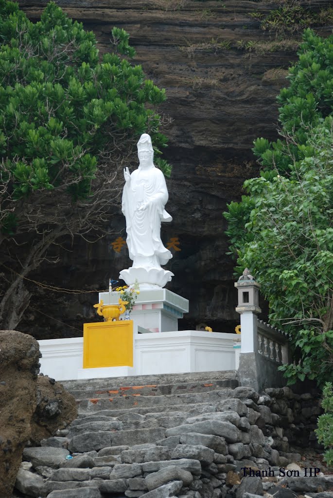 Tượng Quan Âm Bồ Tát chùa Hang