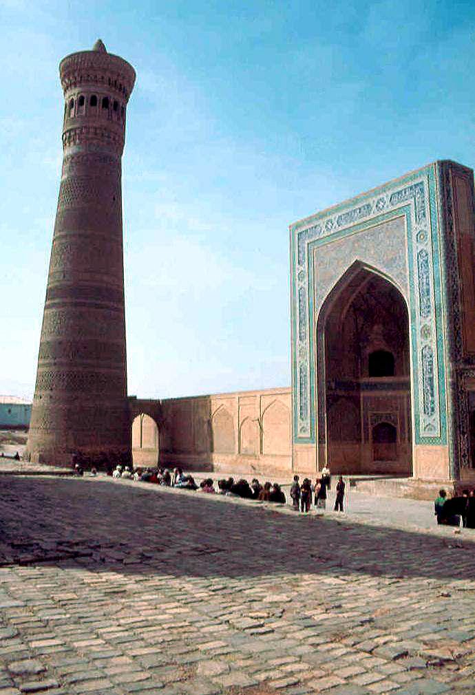 1985.04. - Buhara, Koljan mosque (from 9th century) and minaret (from 12th century)