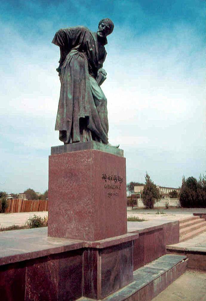 1985.04. - Buhara, Avicenna, scientific thinker statue, his original name: Abu Ali-Ibn Sina (930 - 1030) - Buhara, Avicenna, tudományos gondolkodó szobra eredeti neve: Abu Ali-Ibn Sina (930 - 1030)