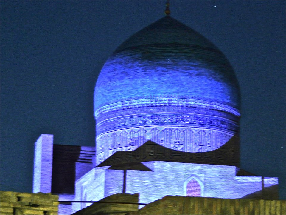 Boukhara : Coupole turquoise de la mosquée Kalan illuminée