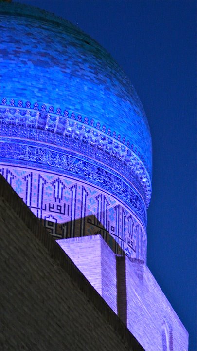 Boukhara : Coupole turquoise de la mosquée Kalan illuminée (détail)
