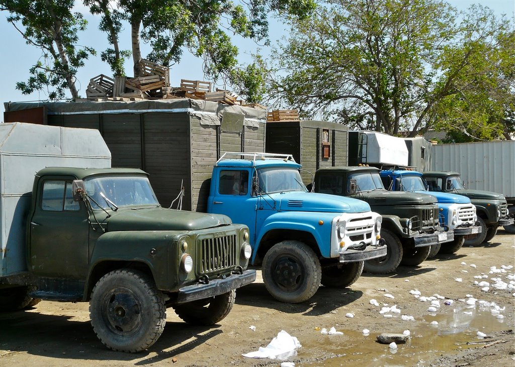 Boukhara : Marché principal, de solides camions