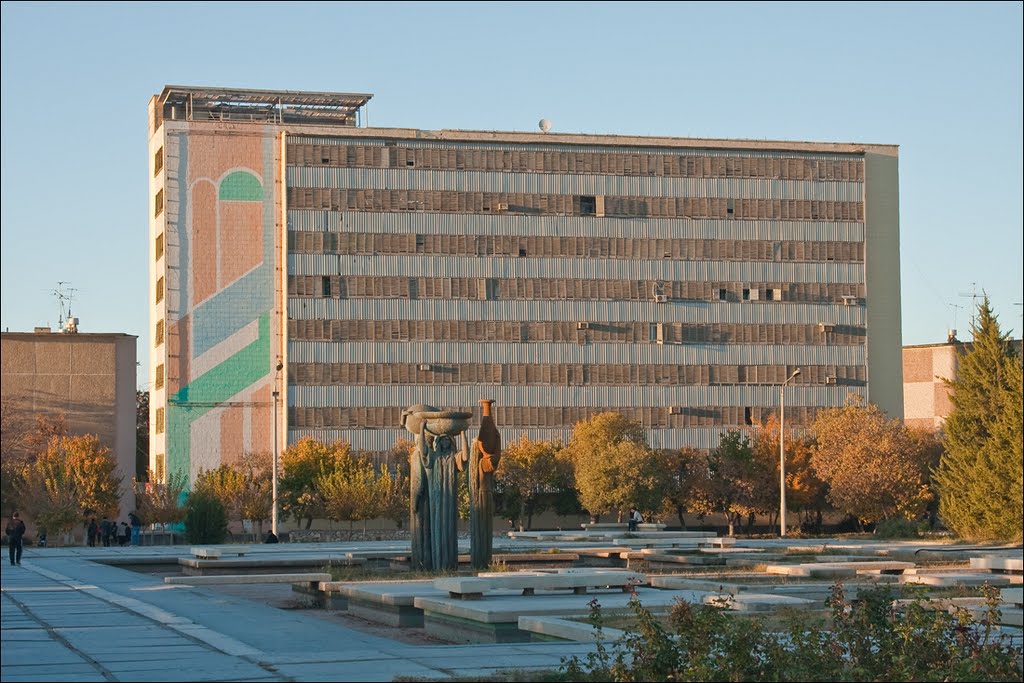 Дом около дворца культуры "Фархад"