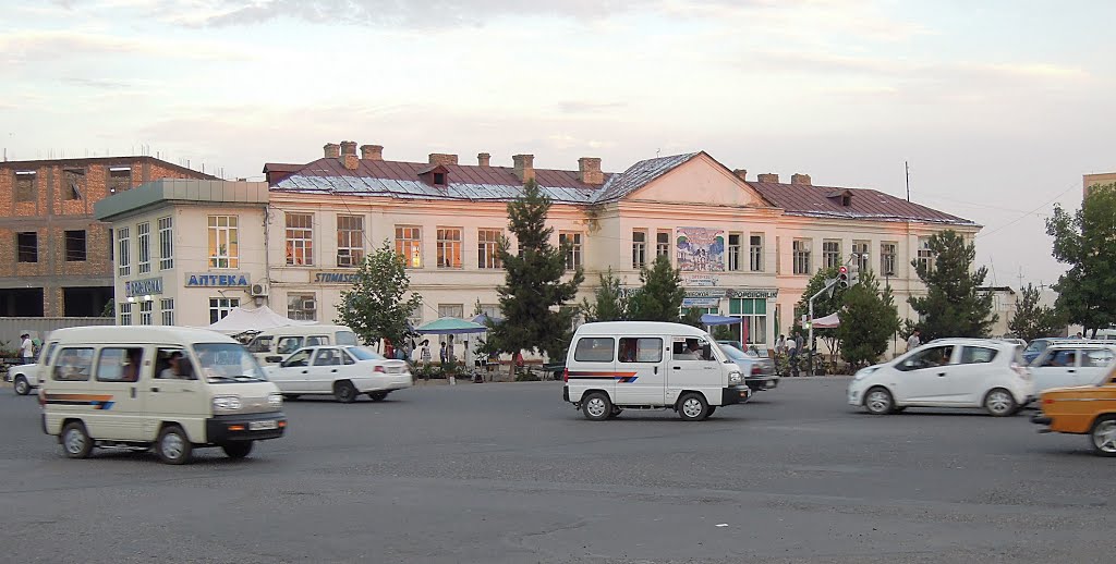 neben dem Sardoba Basar