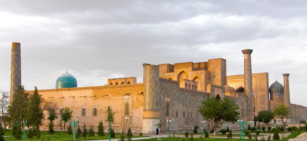 Samarcande : Mosquée Ouloug Beg et place du Reghistan au coucher du soleil