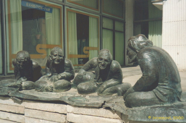 Sculpture of old men near museum / Rzeźba żywo rozmawiających starców