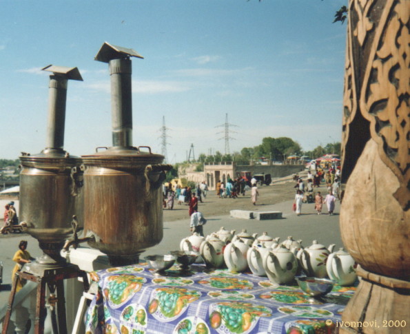 Teahouse near the bazaar / Herbaciarnia i fragment drewnianej, bogato zdobionej kolumny