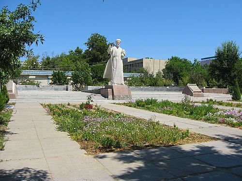 Памятник Алишеру Навои