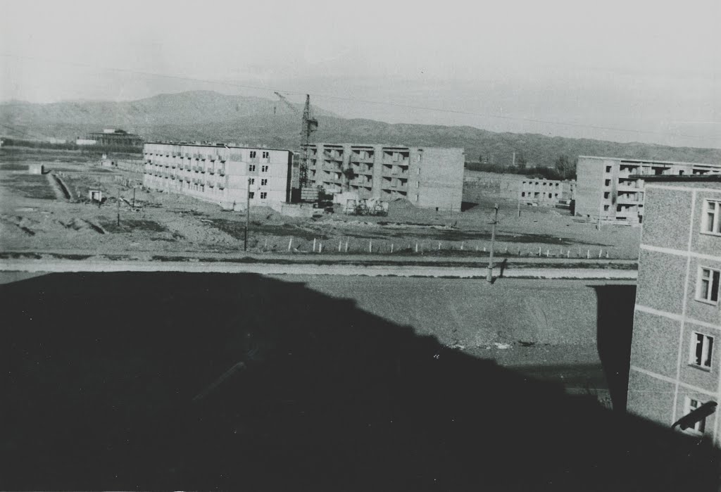 Вид на горы за металзаводом весной 1977 года из окна дома № 20 в 11 микрорайоне.
