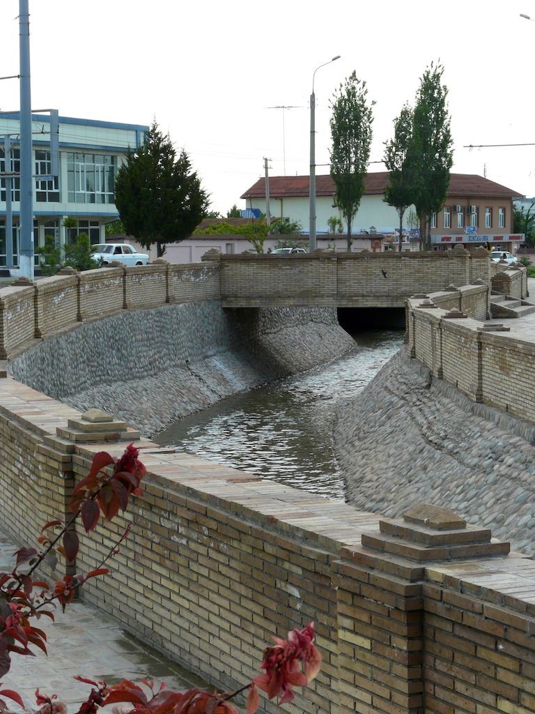 Tachkent : le canal Kalikase près de lInstitut Al Boukhari