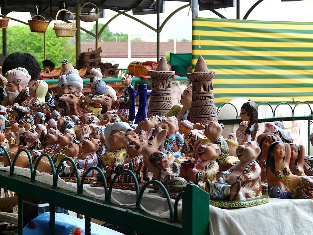 Tachkent :  Bazar Tchorsou, figurines humoristiques ouzbèkes en argile