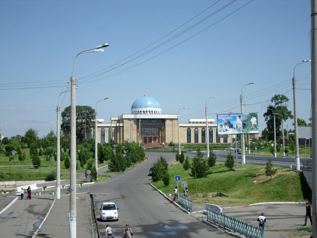 Вид с одного из выходов с торговых рядов на Museum of National Dress.
