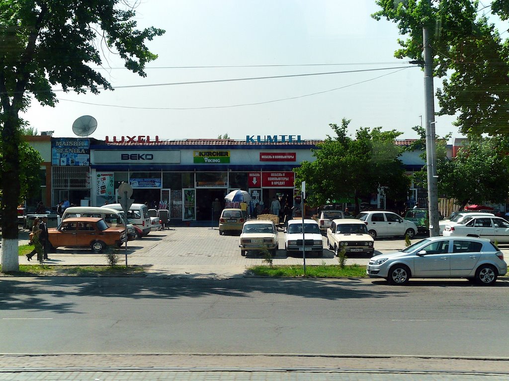 Tachkent : avenue Navoï, contre-allée et magasins délectroménager