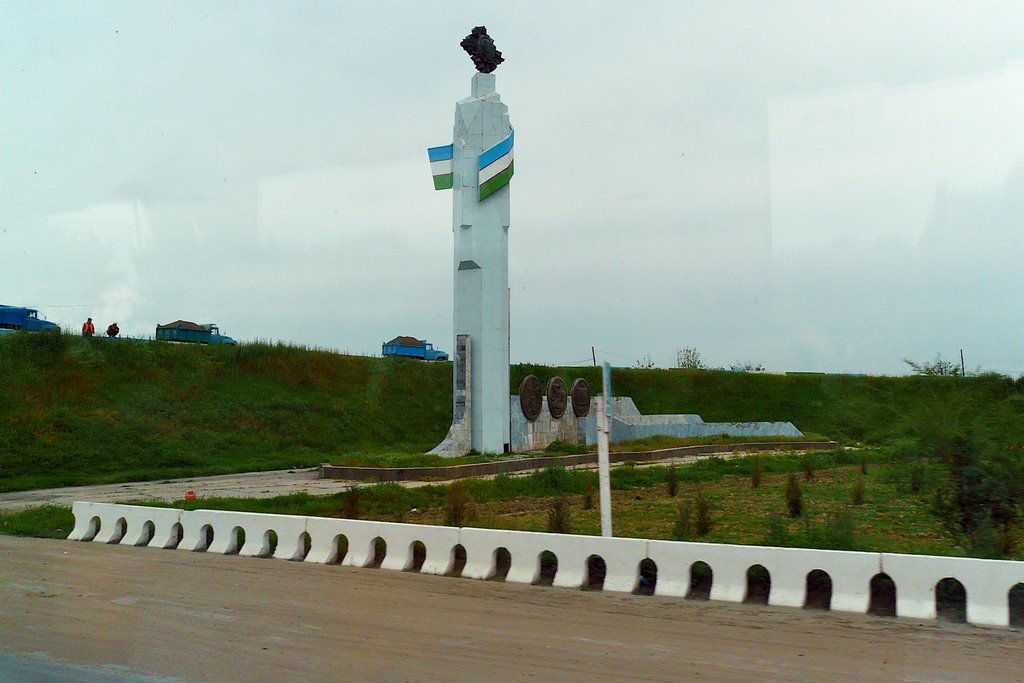 Noeud routier M 39 - M 34 près du pont sur le Syr Daria et de la frontière du Kazakhstan : monument commémoratif