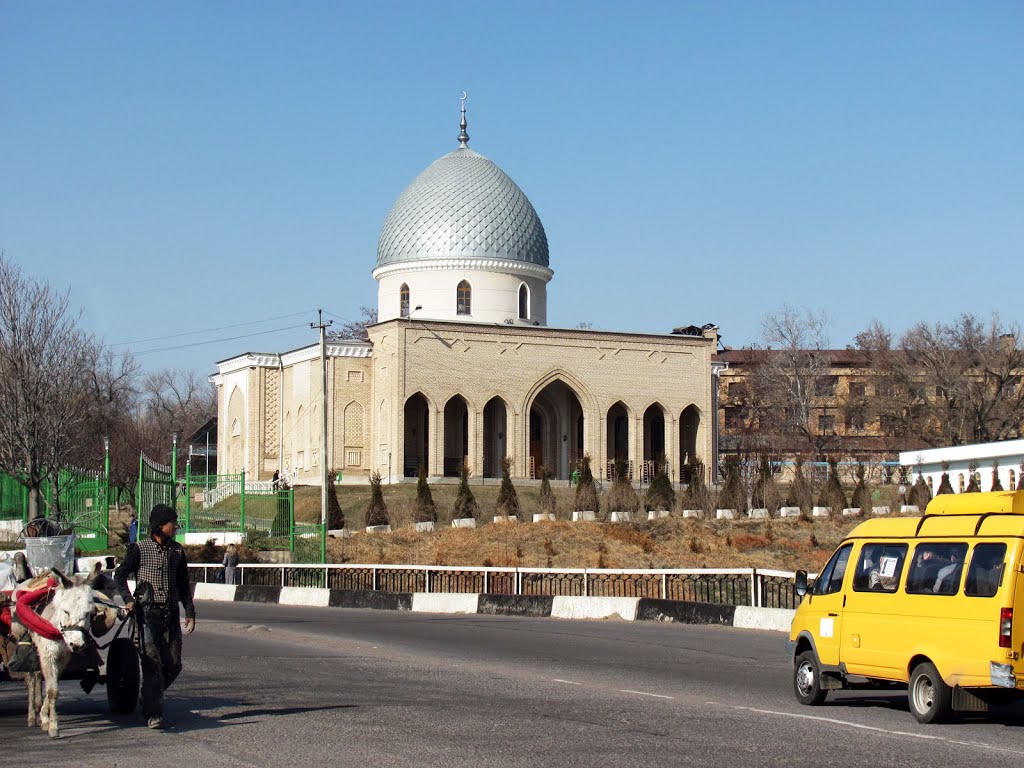 Мечеть и мост через канал.