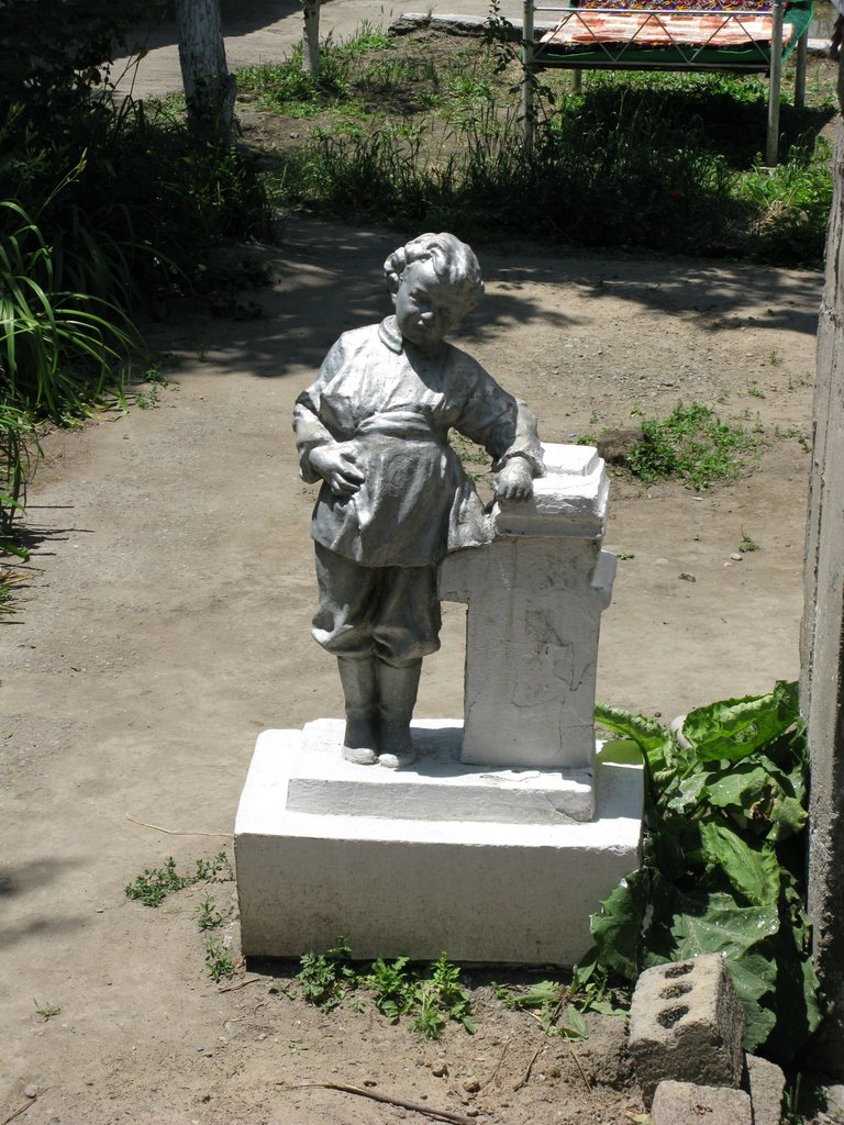 Osh, young Lenin sculpture (in the past kindergarten, now chaikhana)