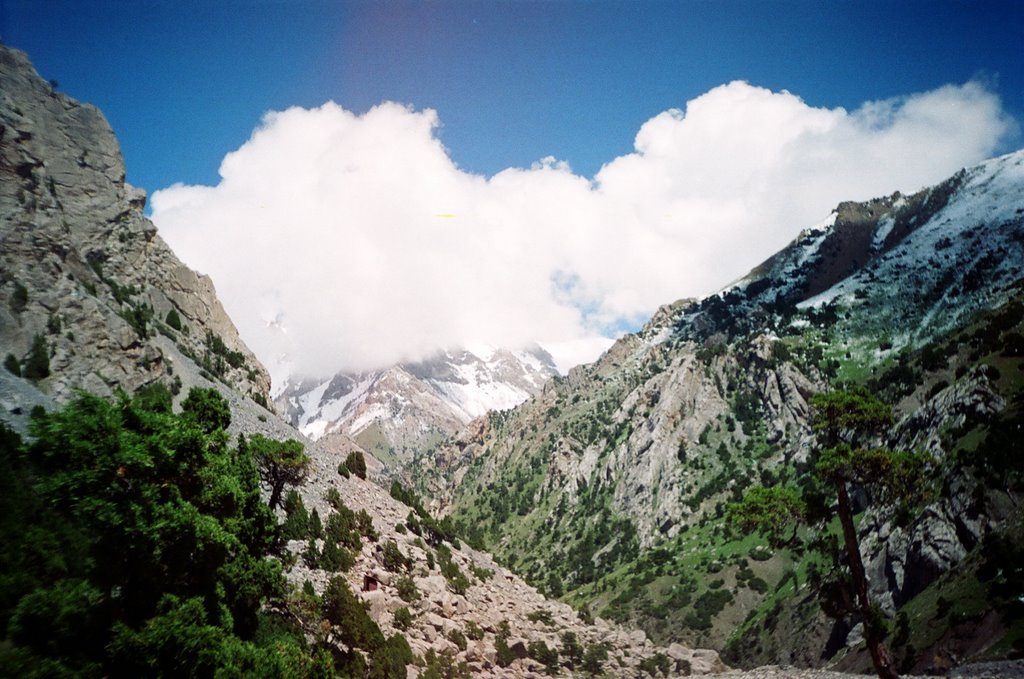 Dugoba, Zamok peak in clouds (view down, N)