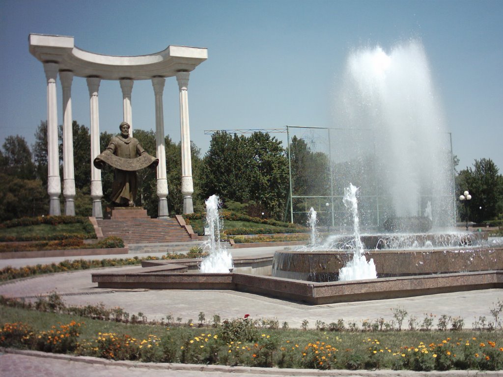 Ferghana, Al-Farghoni monument (old Lenins place)