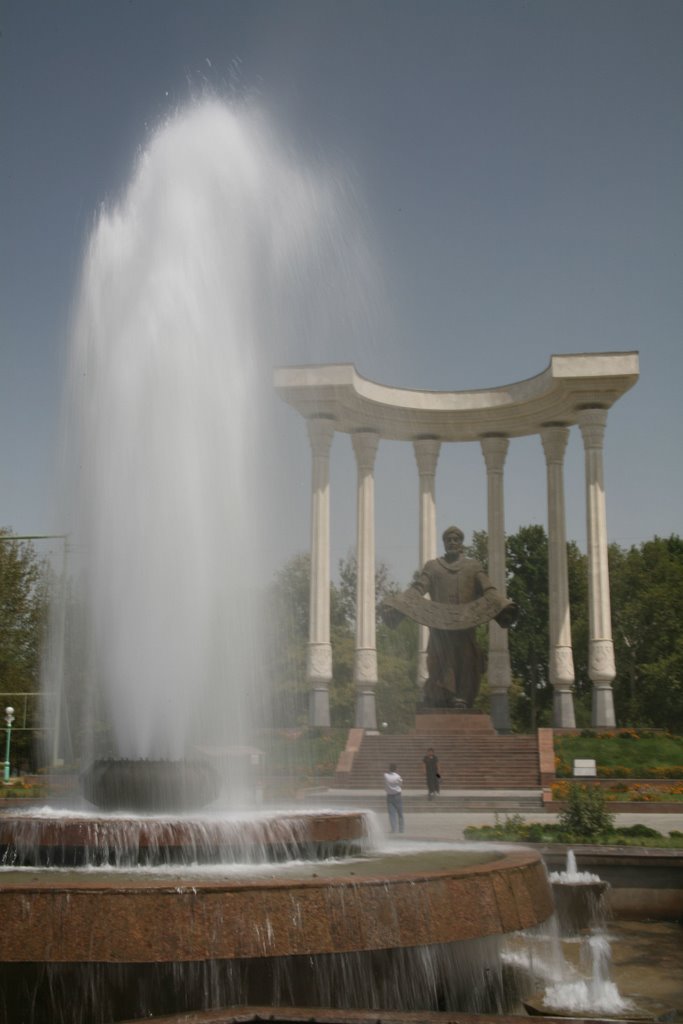 Ferghana, Al-Farghoni monument (old Lenins place)