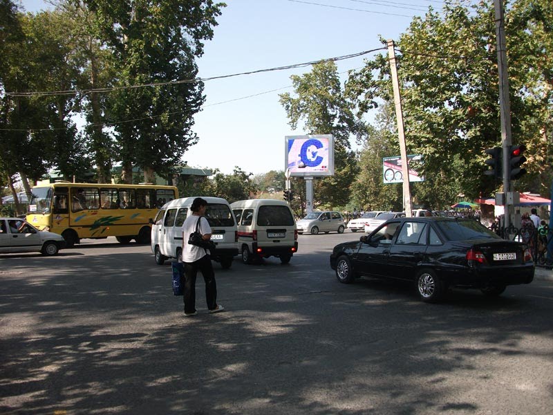 В центре