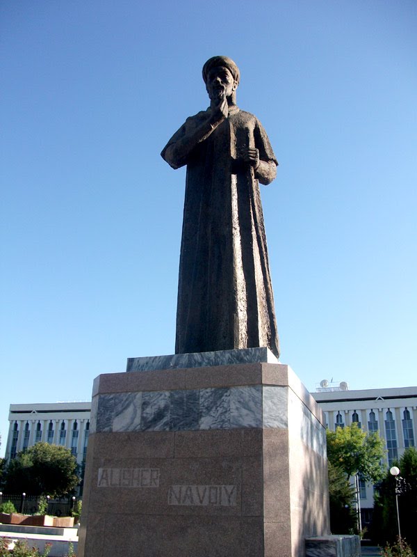 Памятник Алишеру Навои около бывшего городского хокмията, ныне МВД