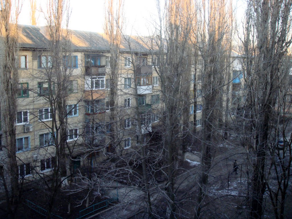 Вид с балкона на соседний дом.