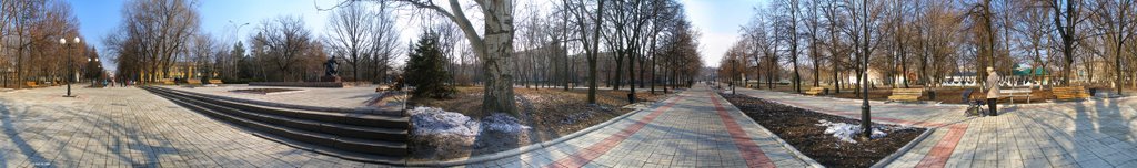 в центре нижнего парка (360)