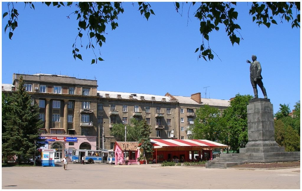 центр, памятник Артему