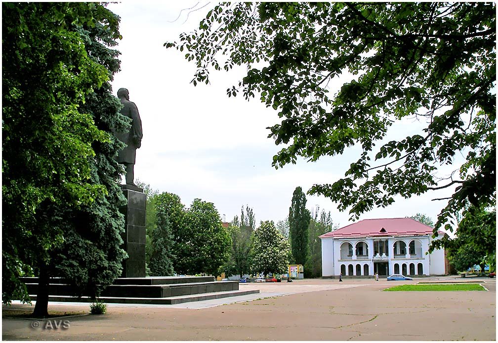 Ленин и бывший кинотеатр