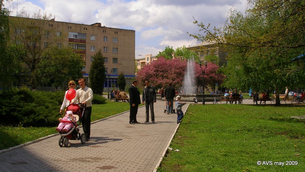у фонтана