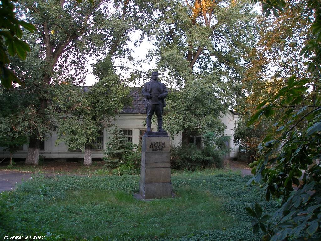 стекольный завод, памятник Артему