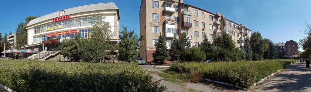 на улице Горбатова