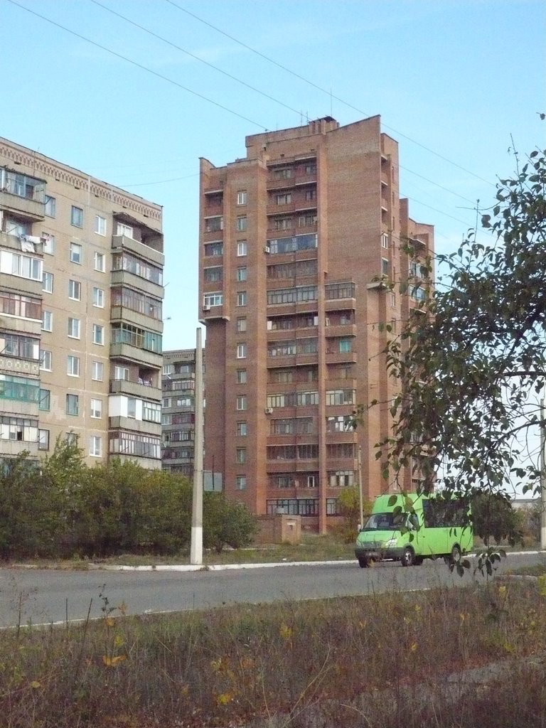 Многоэтажка на Лазурном