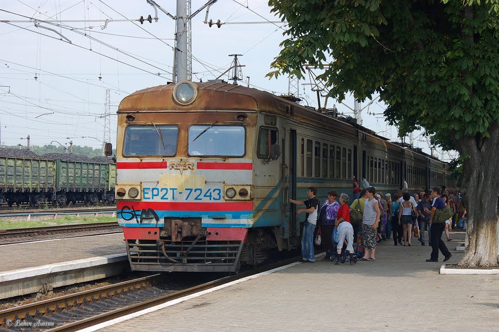 EMU-train ER2T-7243 on Volnovakha train station