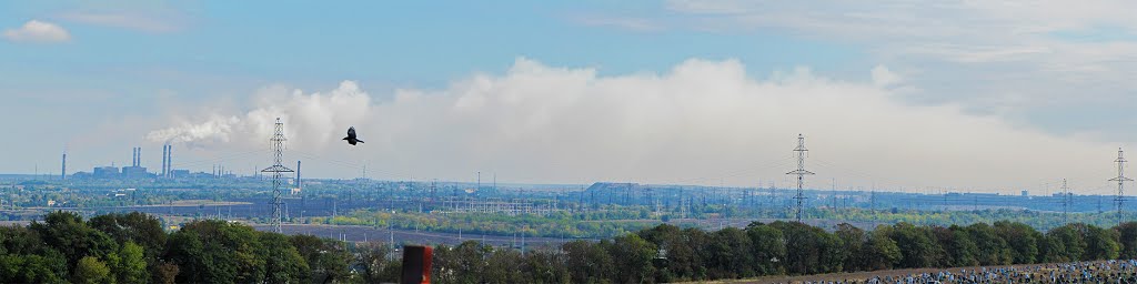 Аглофабрика питает город (дымком).