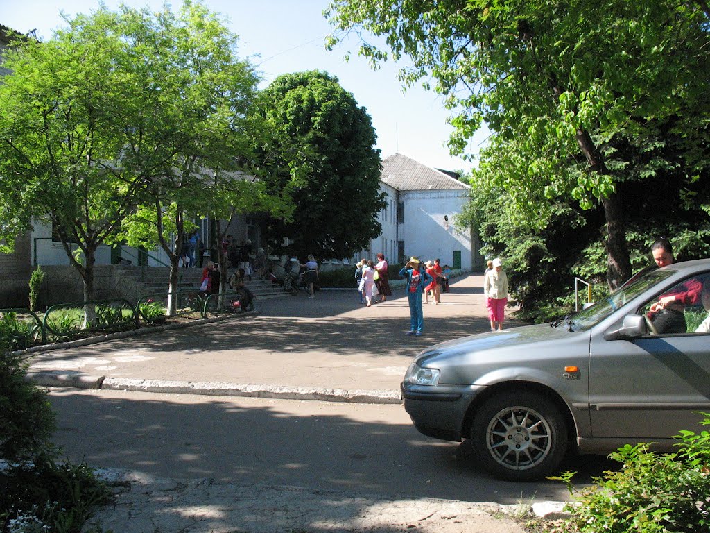 У школы