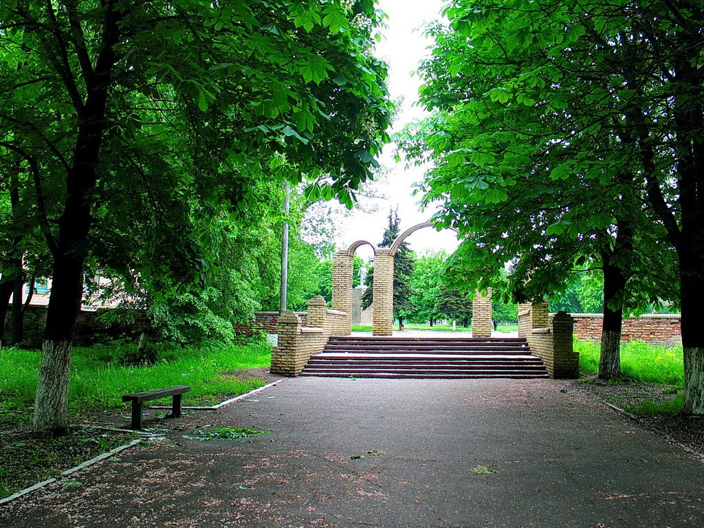 Арки входа в парк весной