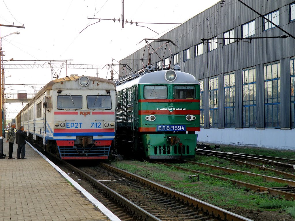 ЕР2Т-7112 и ВЛ8М-1594 возле депо.
