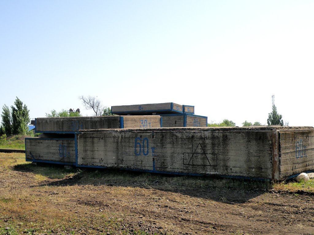 Балластные плиты разного веса.