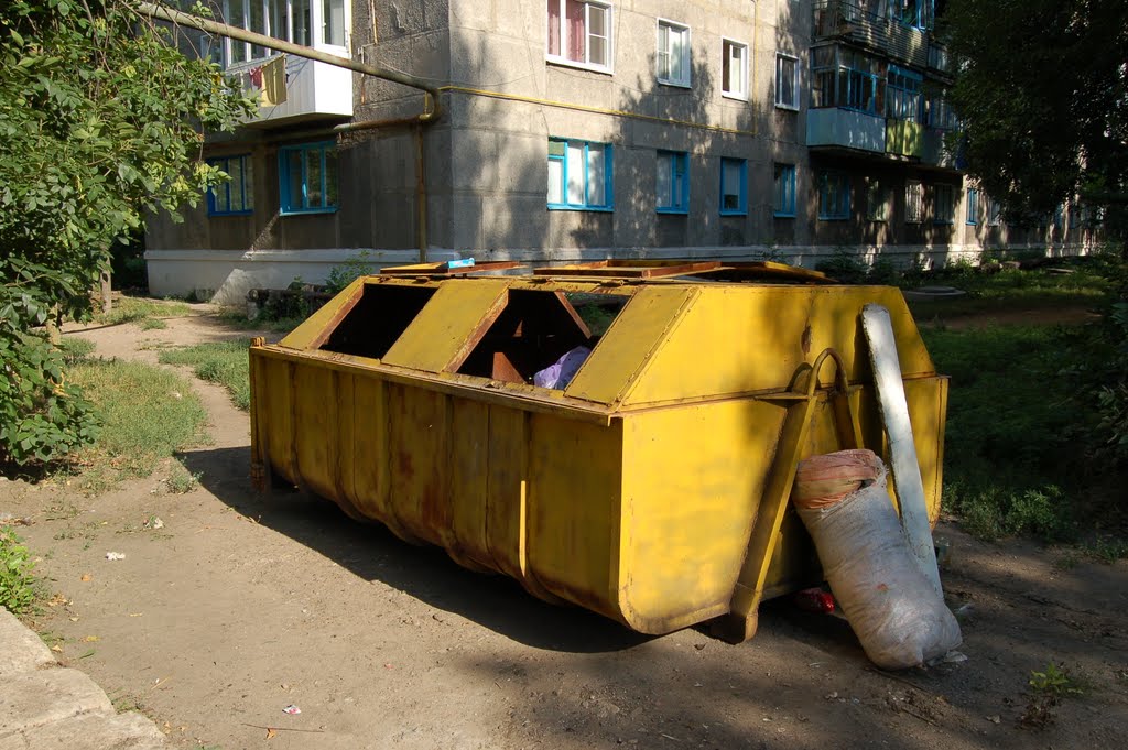 Мусорный контейнер-бронетранспортёр