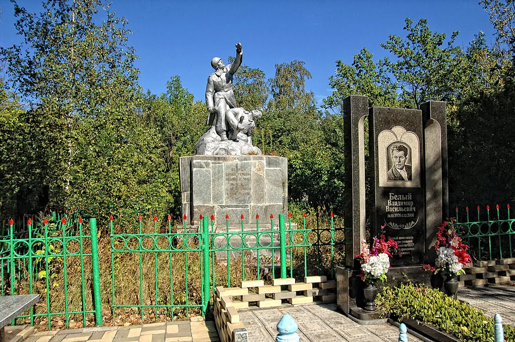 Памятник погибшим   - городское кладбище